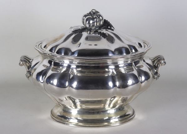 Zuppiera ovale in argento di linea Luigi XIV, cesellata e sbalzata con manici e pomo lavorati, gr. 2610