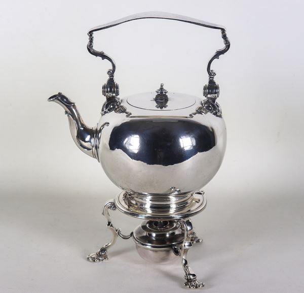 Antico samovar Epoca Edoardo VII in argento cesellato e sbalzato, con spiritiera e tre piedi ricurvi. Bolli Londra 1901, gr. 1750