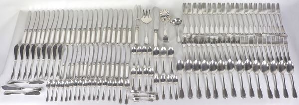 Antico servizio di posate in argento cesellato e sbalzato. Bollo Periodo del Fascio, (150 pz) gr. 6330