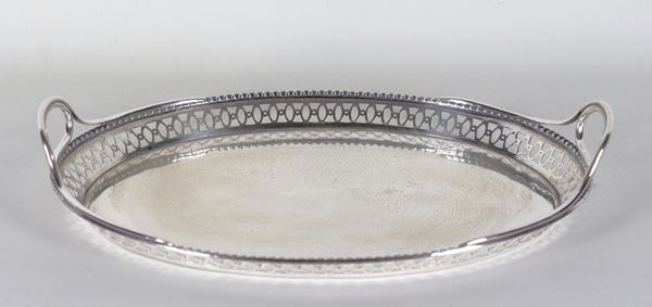 Piccolo vassoio ovale in argento cesellato e sbalzato, con bordo a ringhierina traforata e due manici, gr. 730