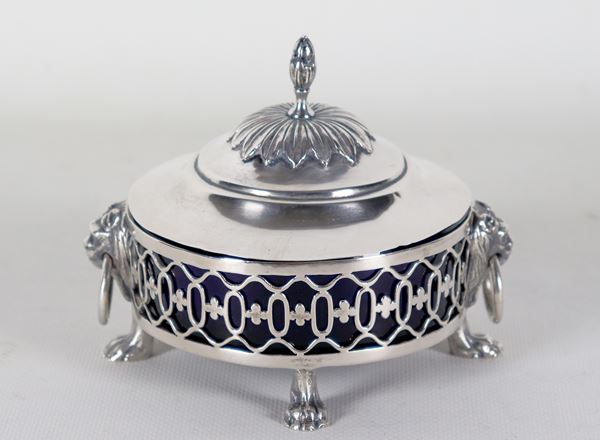 Antica formaggiera in argento cesellato, sbalzato e traforato a motivi Impero, con mascheroni di leoni e quattro piedini leonini, all'interno vaschetta in cristallo blu cobalto. Bolli Germania XIX Secolo, gr. 250