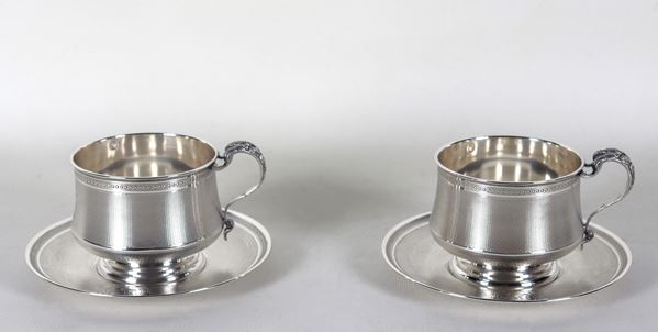 Coppia di antiche tazze con piattini in argento cesellato a motivo guilloché e monogramma inciso. Bolli Austro-Ungarici XIX Secolo, gr. 550