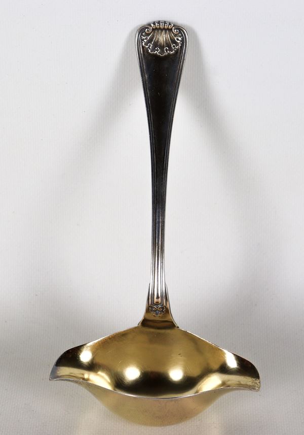 Antico mestolo per salse in argento cesellato e sbalzato con interno in vermeil. Fine XIX Secolo, gr. 175