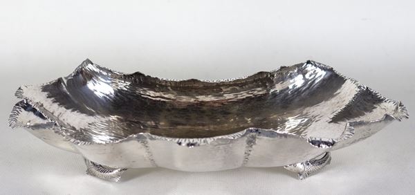 Portabonbon in argento a forma di conchiglia, sorretto da tre sculturine di pesci, gr. 395