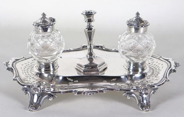 Antico calamaio Epoca Regina Vittoria, in argento cesellato e sbalzato con portacandela centrale, due flaconi in cristallo e quattro piedini ricurvi. Bolli Londra 1857 gr. 385