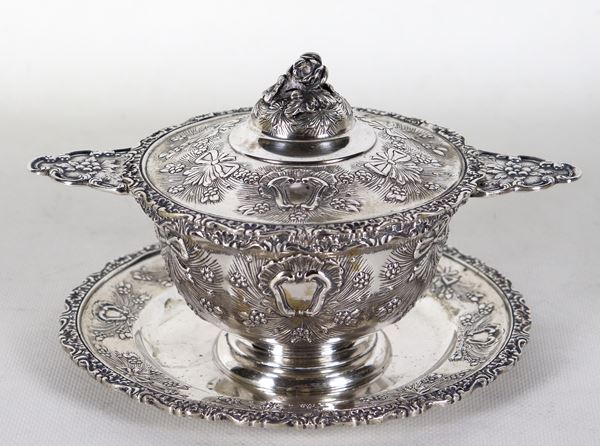 Antica tazza da puerpera con sottopiatto, in argento cesellato e sbalzato a motivi Luigi XVI di fiocchi e ghirlande floreali. Italia Fine XIX Secolo, gr. 670