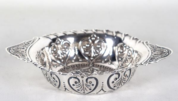 Ancient silver wine tasting cup from the Queen Victoria era, entirely chiseled and embossed with geometric floral motifs. Stamps London 1885, gr. 130