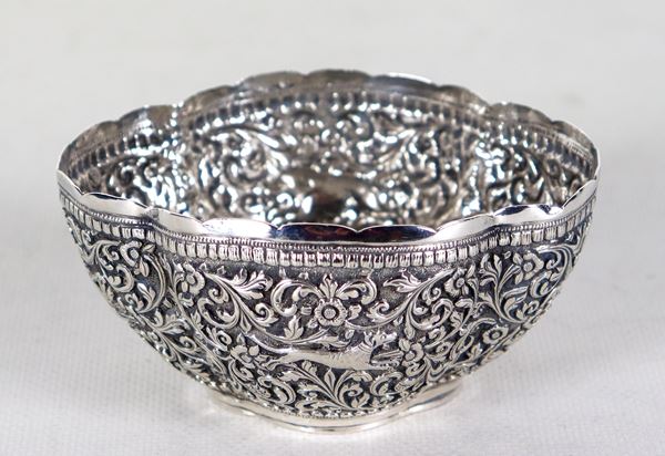 Small oval bowl in oriental silver with curved edge, entirely chiseled and embossed with floral and animal scrolls, gr. 110