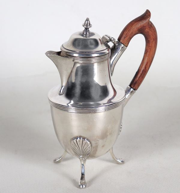 Antique small Queen Victoria period coffee pot, in chiselled and embossed silver with wooden handle and three curved feet. London stamps 1837, gr. 225