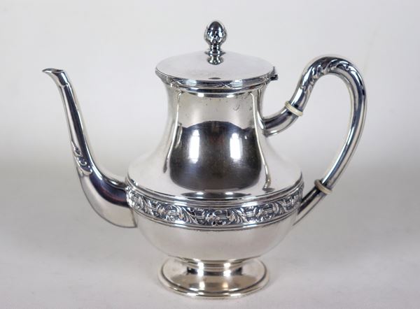 Antique chiseled and embossed silver coffee pot with central garland of flowers, gr. 390