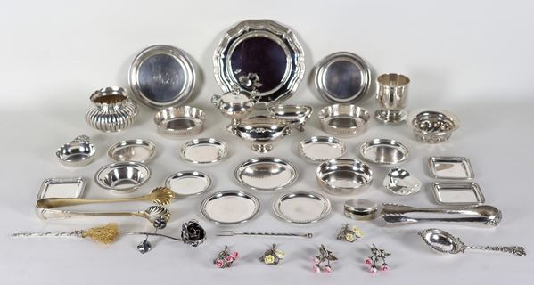Lot in chiselled and embossed silver: jars, saucers, sieve, tongs and favors (38 pcs), gr. 1650