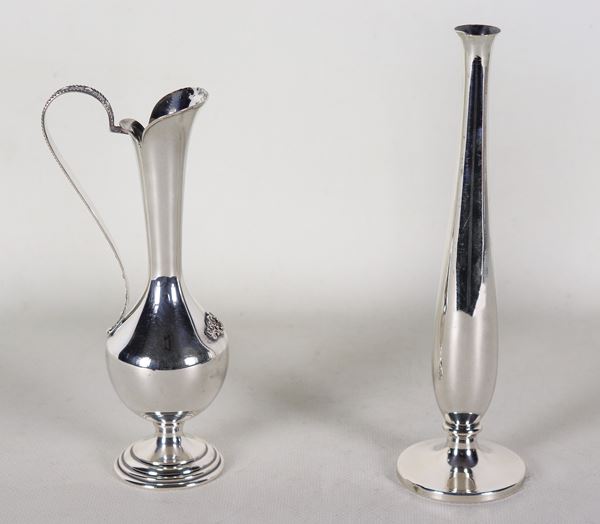 Lot in chiseled silver of an amphora and a rose vase, gr. 225