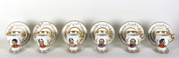 Lotto di sei antiche tazze con piattini in porcellana francese bianca e oro, con medaglioni dipinti raffiguranti personaggi napoleonici