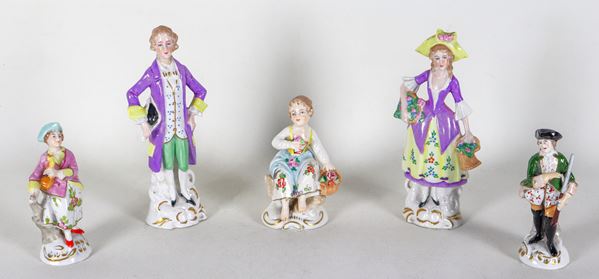 Lotto di cinque statuine in porcellana policroma raffiguranti dame, cavalieri e bambina, quattro formano due coppie. Lievi difetti