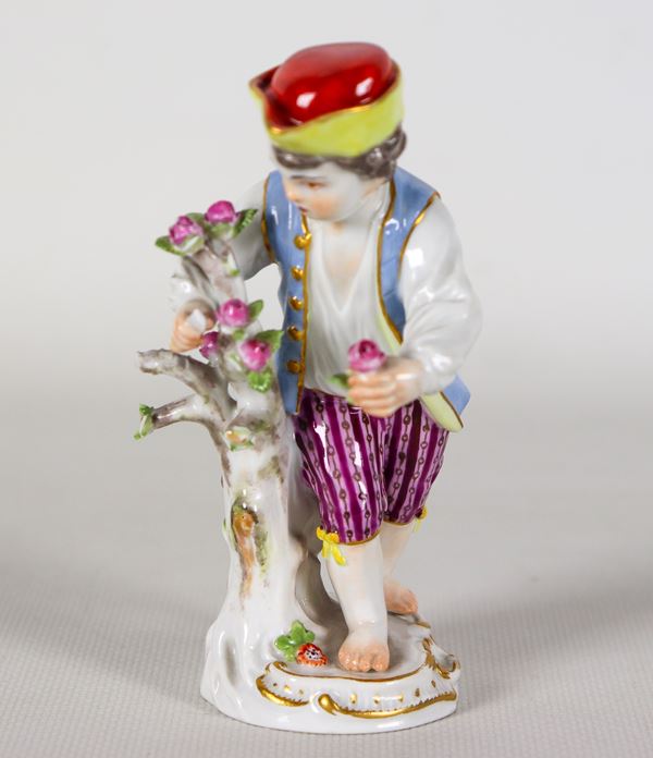 Antica statuina in porcellana policroma di Meissen "Fanciullo con alberello di rose", lievi mancanze