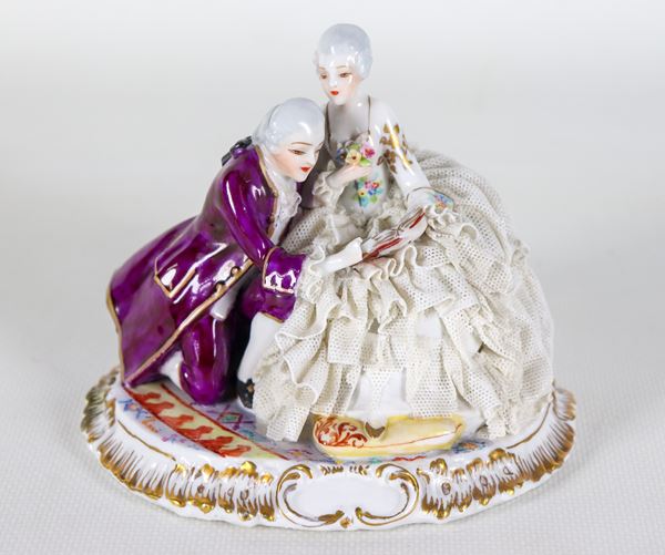 Small group in polychrome porcelain "Scena gallante", defects and shortcomings