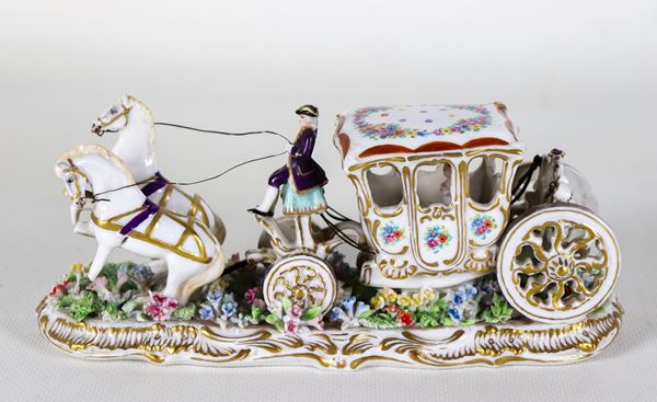 Piccolo gruppo in porcellana policroma "Carrozza con dama", marcato Luigi Fabris. Mancanze e difetti