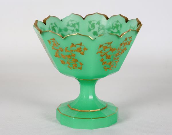 Coppa francese in cristallo verde con bordo frastagliato e applicazioni floreali in oro zecchino. Sbeccatura sul bordo