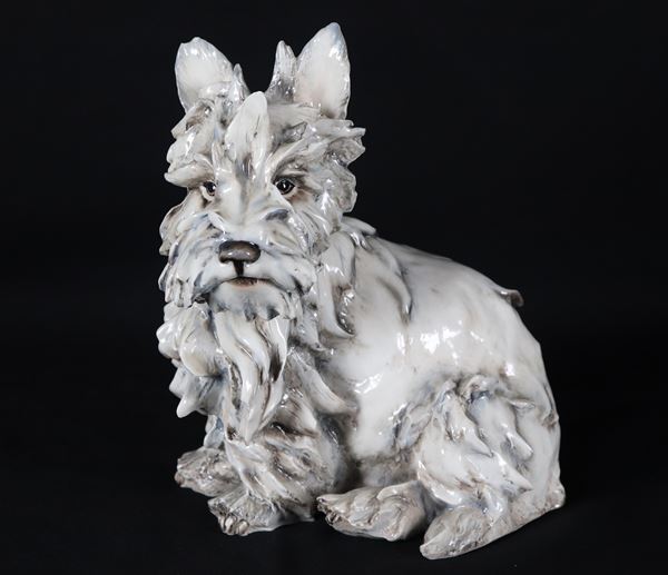 Scultura "Popi Scottish" in ceramica smaltata bianca, marcata Guido Cacciapuoti , Collezione "I Cani di Cacciapuoti 1913-1953". Qualche mancanza