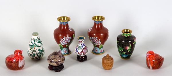 Chinese lot in cloisonné enamel, porcelain and crystal: jars, snuff bottles and figurines. Minor defects