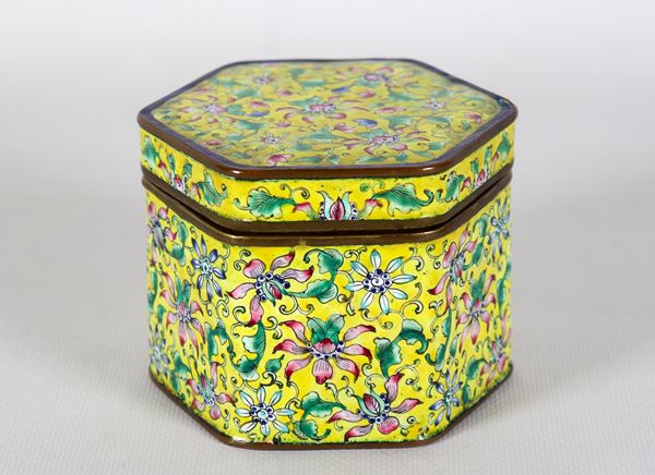 Scatola cinese esagonale in smalto cloisonnè, con decorazioni in smalti a rilievo a motivi floreali policromi su fondo giallo, lievi difetti
