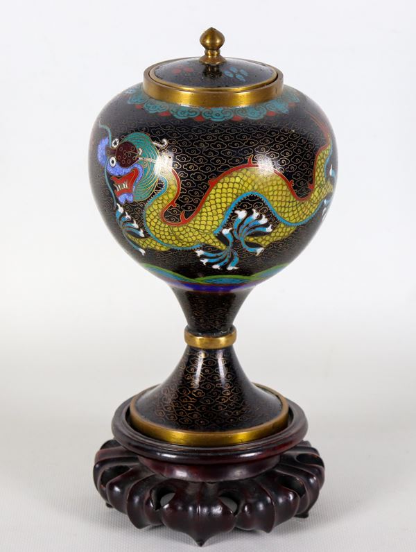 Piccola urna cinese a forma di vaso in smalto cloisonnè policromo, con decori a rilievo di draghi, annessa base in teak