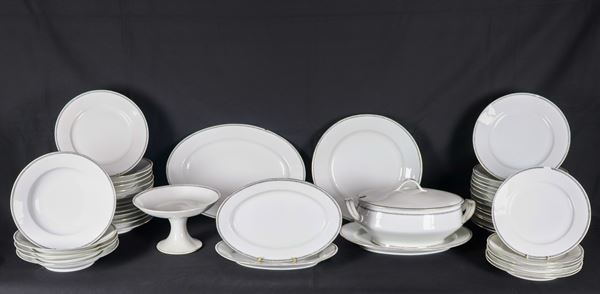 Servizio di piatti in porcellana cecoslovacca bianca con bordi in nero a cordone intrecciato (46 pz), varie sbeccature ai bordi