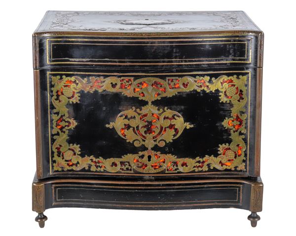 Antico scrigno francese da viaggio Napoleone III (1852-1870), in legno ebanizzato con intarsi in metallo dorato, cesellato e sbalzato alla maniera Boulle. All'interno quattro bottiglie da liquore e dodici bicchierini in cristallo con decorazioni in oro zecchino a volute. Un bicchierino presenta spaccatura e una bottiglia lieve sbeccatura al collo