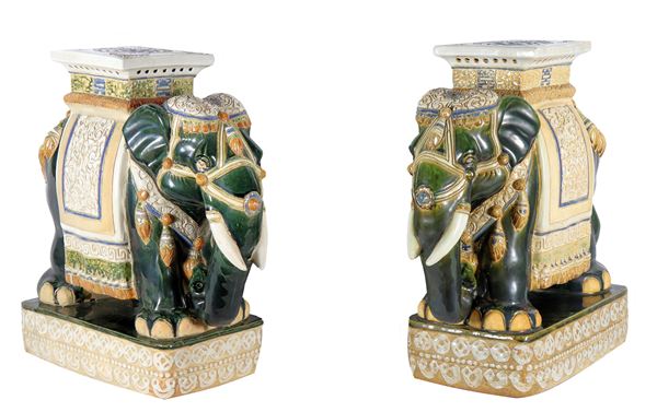 Coppia di sgabelli cinesi a forma di "Elefanti", in porcellana smaltata e policroma a vari decori
