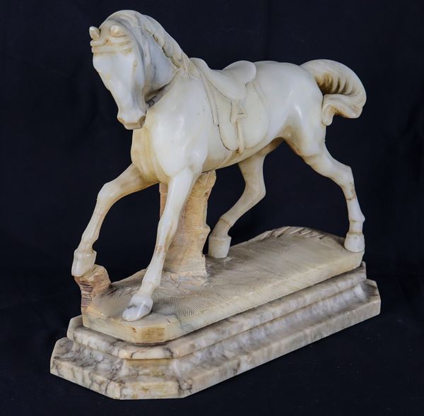 "Cavallo", scultura in marmo alabastrino con base ottagonale. Lievi difetti