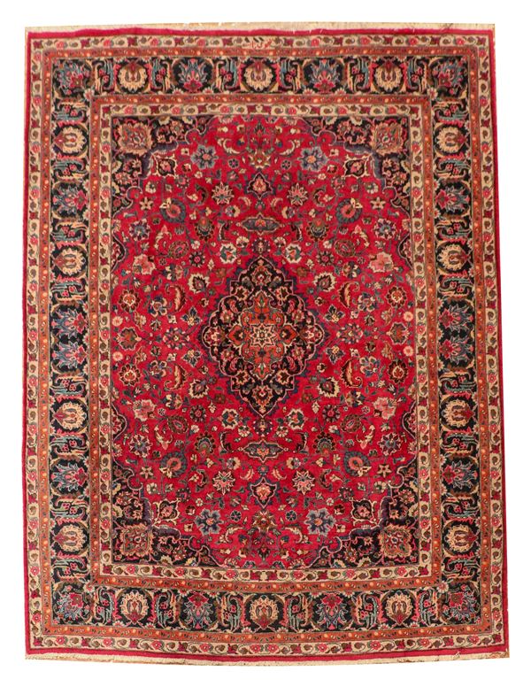Tappeto persiano Kashan a disegno geometrico e floreale su fondo rosso, M 3,22 x 2,47