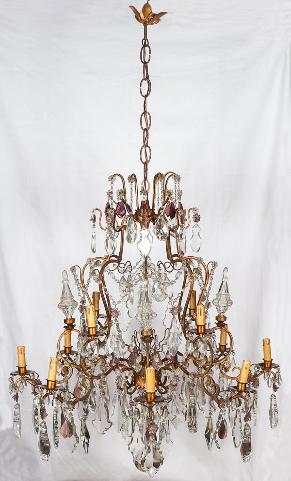 Grande lampadario francese in bronzo dorato di linea Luigi XV, con prismi e pendagli in cristallo, 12 luci