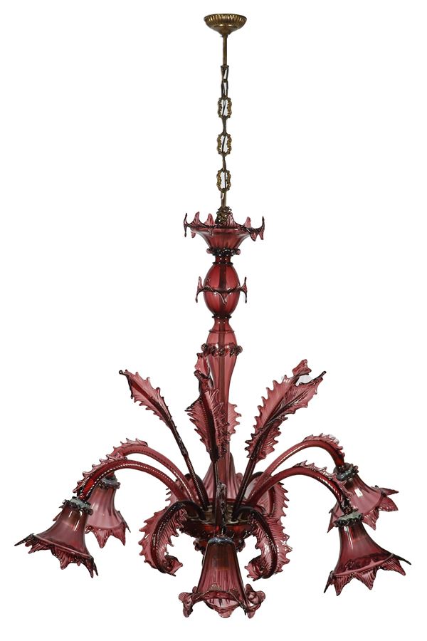 Chandelier in wine-colored Murano crystal and blown glass, some defects and lack of two small leaves and one large one, 6 lights. 1920s-30s