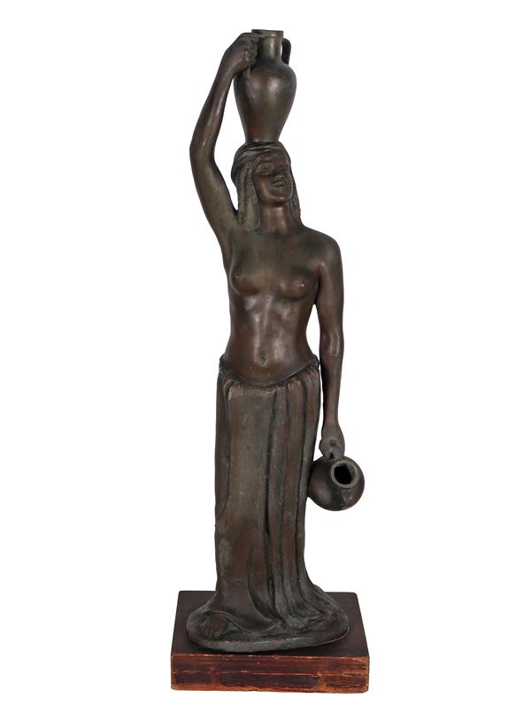 'Portatrice d'acqua egiziana', scultura in metallo bronzato e patinato con base in legno. Firmata sul retro
