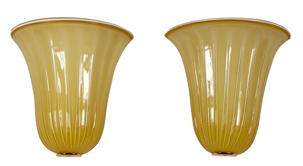 Coppia di lampade da muro a forma di ventaglio, in vetro soffiato di Murano color miele, 1 luce ciascuna. Anni '70