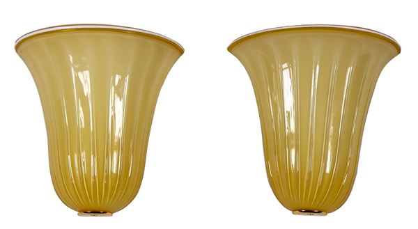 Pair of fan-shaped wall lamps in honey-colored Murano blown glass, 1 light each. 70's