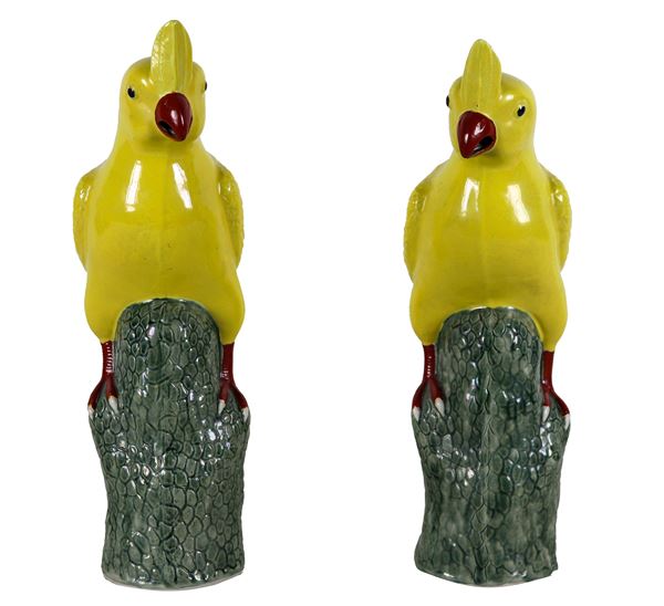 "Pappagalli", coppia di sculture in porcellana policroma