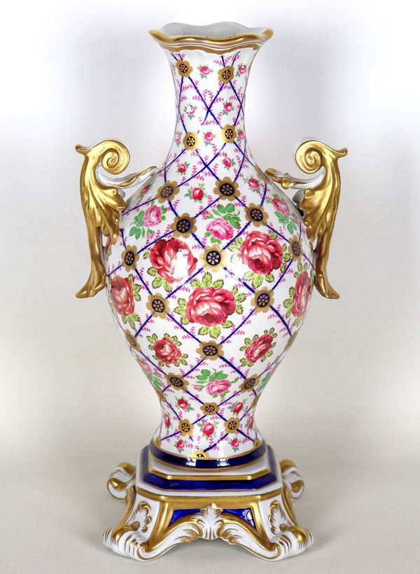 Vaso a forma di anfora in porcellana di Sevres, interamente decorato a motivi di rose e intrecci geometrici