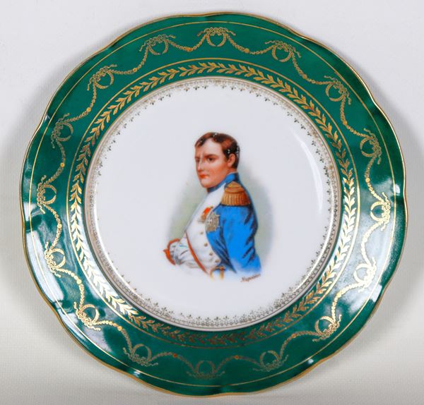 Vienna porcelain wall plate, with colorful decorations in pure gold with neoclassical motifs on a green background, "Napoleon" in the center
