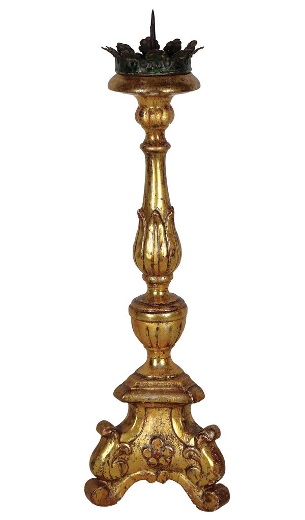 Antico piccolo torciere in legno dorato e intagliato a motivi Luigi XIV