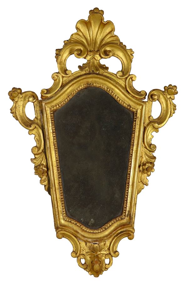 Antica piccola specchiera veneta a ventolina, in legno dorato e intagliato a motivi Luigi XV, specchio al mercurio