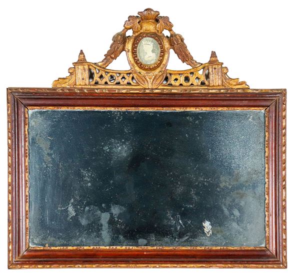 Antica piccola specchiera lucchese Luigi XVI in legno decorato e dorato con intagli e cimasa traforata, specchio al mercurio