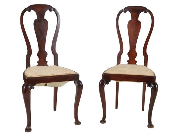 Coppia di antiche sedie in noce di linea Luigi XV, con schienali alti a cabriolet e quattro gambe ricurve