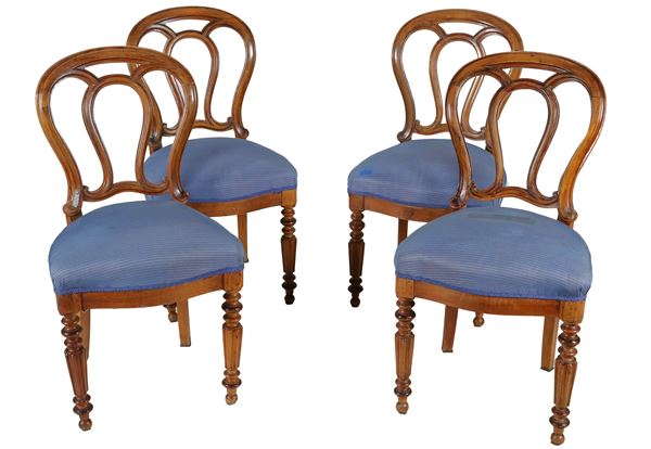 Lotto di quattro antiche sedie Luigi Filippo in noce, con schienali intrecciati e traforati e gambe tornite e baccellate. Difetti