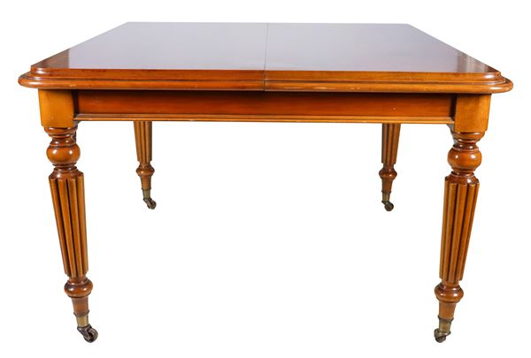 Antico tavolo da pranzo allungabile Epoca Vittoriana in noce, con piano intarsiato a filettature, quattro gambe baccellate e apertura con meccanismo a manovella. Una prolunga da 40 cm