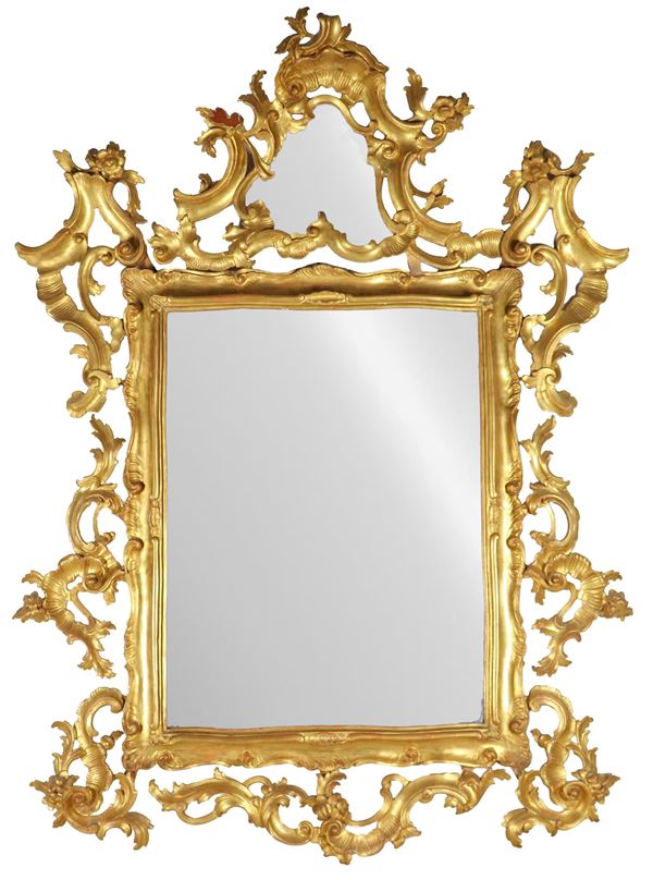 Antica specchiera veneta Luigi XV in legno dorato, riccamente intagliata a volute di foglie d'acanto, ricci e rose, specchi al mercurio. Mancanza