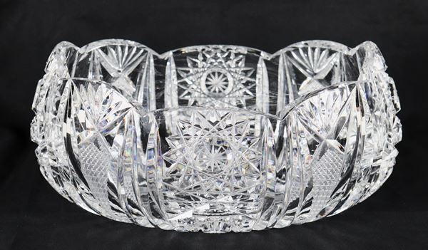 Oval centerpiece in Bohemian crystal with curved edge, entirely worked and engraved