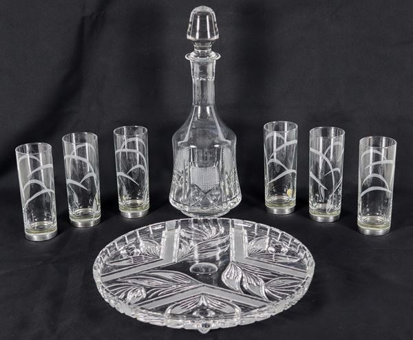 Lotto in cristallo e vetro di una bottiglia, sei bicchieri con basi rivestite in argento e un vassoio tondo, manifatture differenti (8 pz)