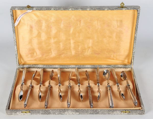 Lot of twelve ice cream spoons with chiselled and embossed silver handles, attached case. Defect on the handle of a teaspoon