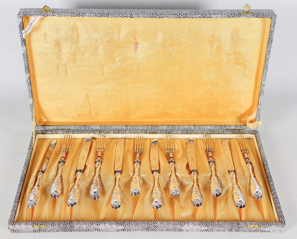 Lot of six dessert forks and six dessert knives with chiselled and embossed silver handles, attached case (12 pcs)